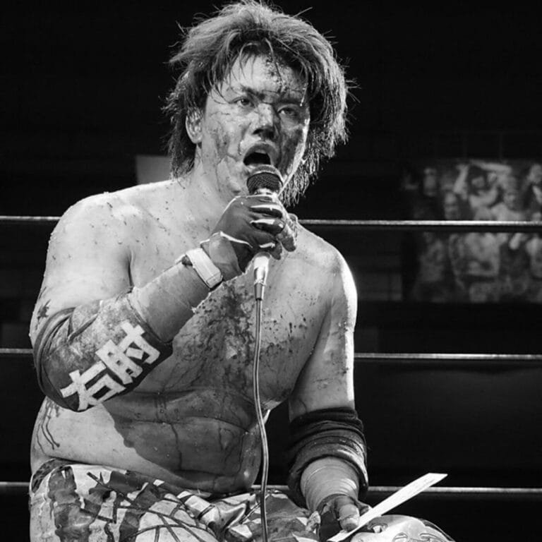 Superluchas - Un luchador sostiene con confianza un micrófono, afirmando su dominio frente a una multitud cautivada.