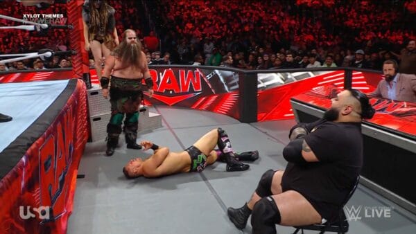 Superluchas - Los luchadores de la WWE están sentados en el suelo frente a una multitud durante WWE RAW 13 de noviembre de 2023.