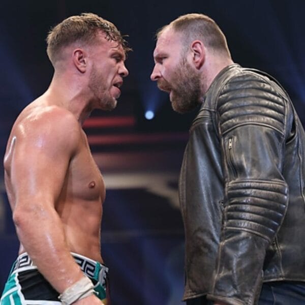 Superluchas - Un boxeador está hablando con otro boxeador en un ring de boxeo mientras discute los resultados de NJPW de “Power Struggle 2023.