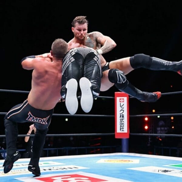 Superluchas - Dos luchadores de NJPW se encuentran peleando en un ring de lucha libre durante la “World Tag League 2023” Día 3.