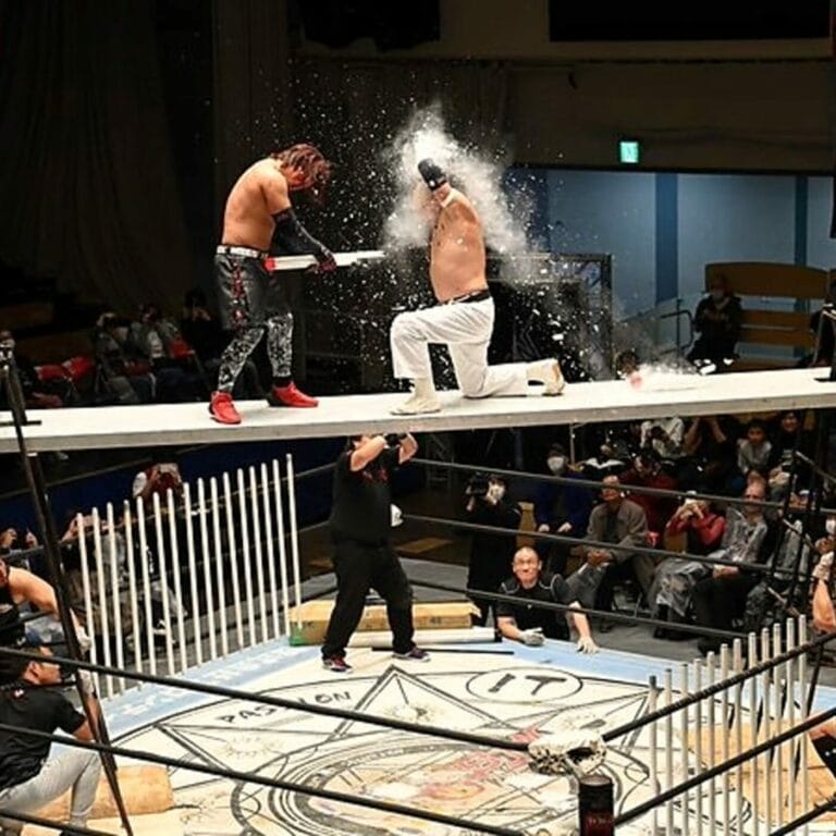Superluchas - Un grupo de luchadores en un ring de lucha libre, con Yuki Ishikawa dominando el campeonato de combate a muerte de BJW.
