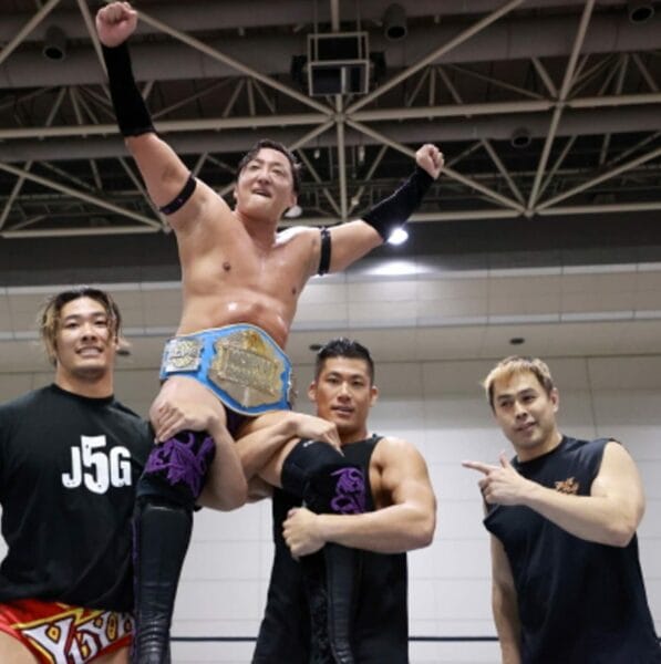 Superluchas - Taichi recupera el Campeonato KOPW posando con un grupo de luchadores de NJPW.