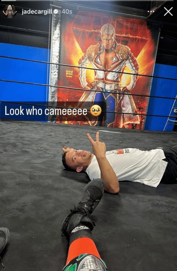 Superluchas - Jade Cargill está entrenando con una estrella de AEW en el suelo.