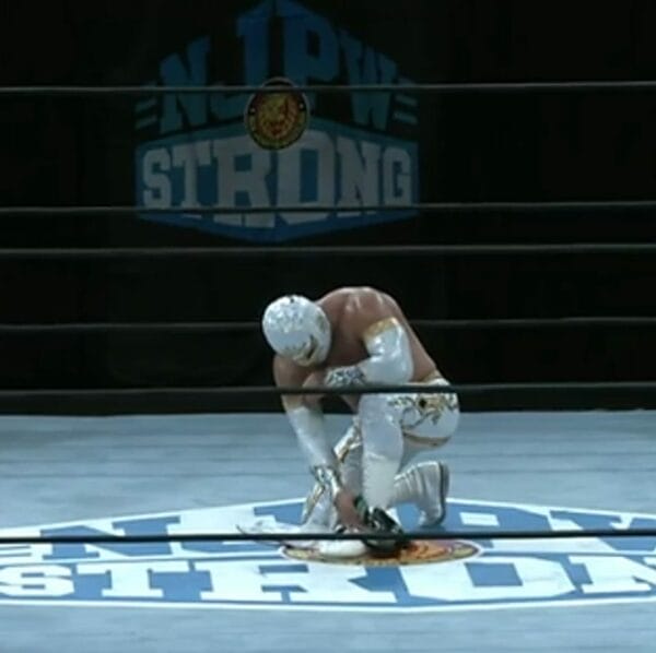 Superluchas - Un luchador de NJPW está arrodillado en un ring de lucha libre en medio de su actuación en Lonestar Shootout.