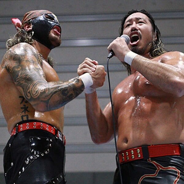 Superluchas - Dos luchadores sosteniendo micrófonos en el NJPW “World Tag League 2023” Día 6.