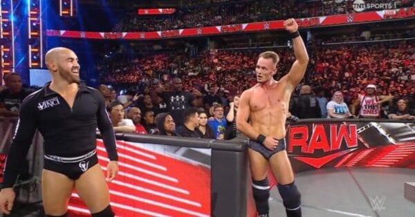 Superluchas - Dos luchadores están parados frente a una multitud durante un evento de WWE RAW el 13 de noviembre de 2023.