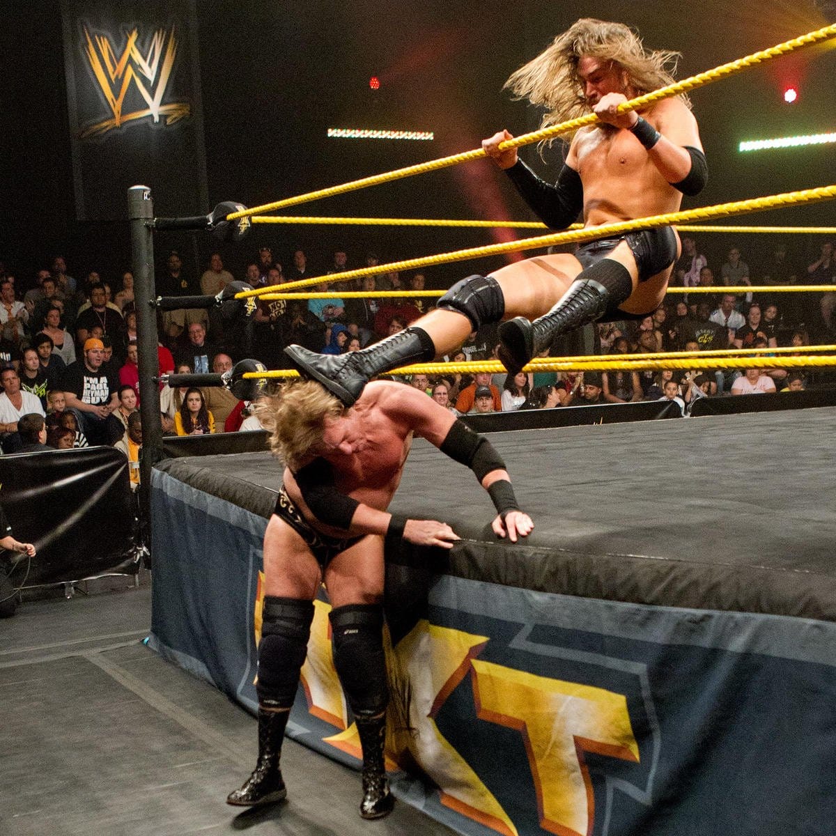 Superluchas - Dos luchadores, incluido Chris Hero, se enfrentan en un ring de lucha libre.