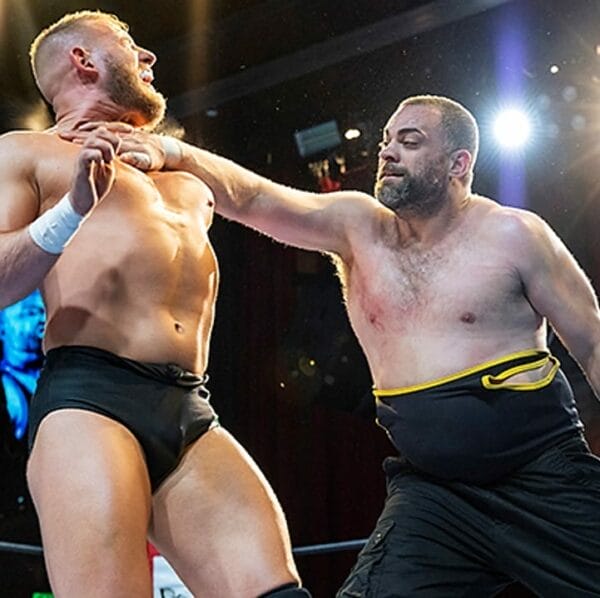 Superluchas - En un ring de lucha libre, la superestrella de NJPW, Eddie Kingston, defendió con éxito su título contra Satoshi Kojima en un intenso combate.