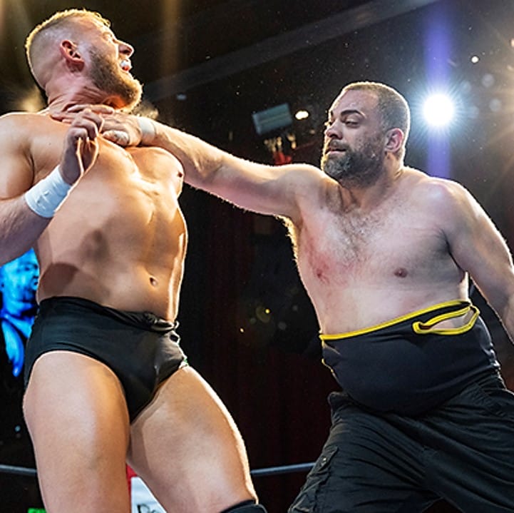 Superluchas - En un ring de lucha libre, la superestrella de NJPW, Eddie Kingston, defendió con éxito su título contra Satoshi Kojima en un intenso combate.