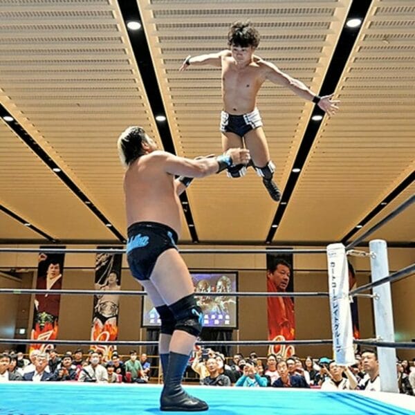Superluchas - El "Torneo de Parejas de la Copa Dragón" se inició cuando dos luchadores se enfrentaron en el aire en un ring de lucha libre.