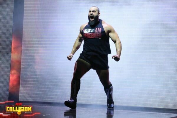 Superluchas - Miró, un luchador, de pie en un escenario con barba.