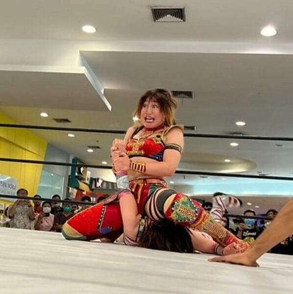 Superluchas - Stardom se hizo presente en una Expo en Bangkok con una lucha de mujeres en el ring de lucha.