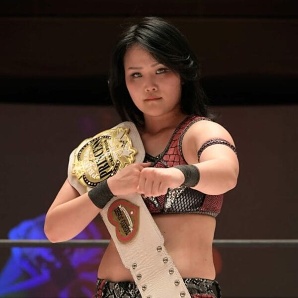 Superluchas - Una mujer vestida de luchadora posando para la cámara en TJPW, con dos luchas por el campeonato en juego.