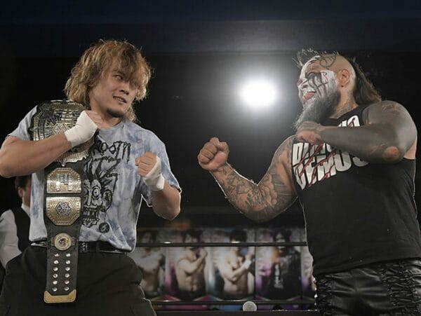 Superluchas - Dos luchadores, MAO y Demus, parados uno al lado del otro en un ring de lucha libre durante la firma del contrato de DDT.