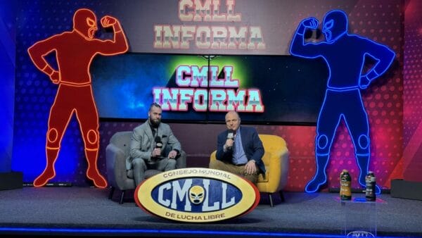 Superluchas - Dos hombres sentados en un escenario, como Flip Gordon reaparecerá en el CMLL.
