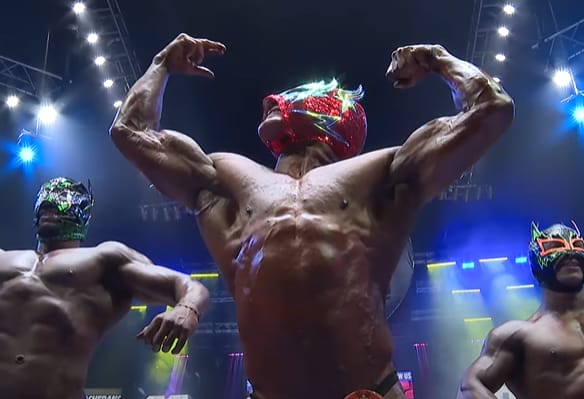 Superluchas - Astral repite como Mr. CMLL, posando frente a una multitud.