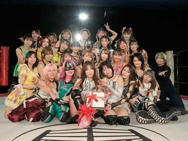 Superluchas - Un grupo de chicas, representando a TJPW, posando para una foto en un ring de lucha libre.