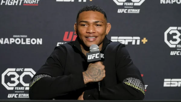 Superluchas - Michael Morales, un luchador de UFC, se sienta con confianza frente a un micrófono y enfatiza su creencia de que Vera prevalecerá sobre O'Malley.