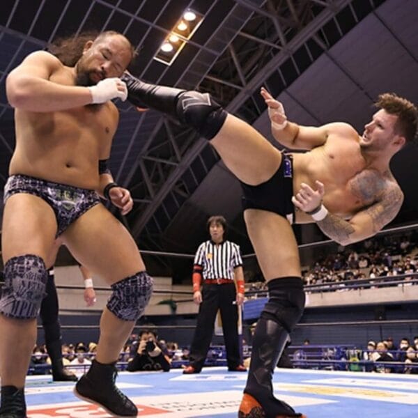 Superluchas - Luchadores de TMDK pateándose en un ring de lucha libre durante la "World Tag League 2023" de NJPW Día 5.