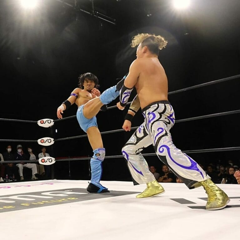 Superluchas - Los luchadores de NOAH participaron en un combate de alto octanaje, intercambiando poderosas patadas dentro de los límites de un ring de lucha libre.