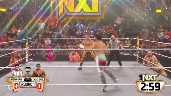 Superluchas - Los luchadores de la WWE muestran sus habilidades en el ring, mientras la multitud entusiasta los vitorea de fondo.