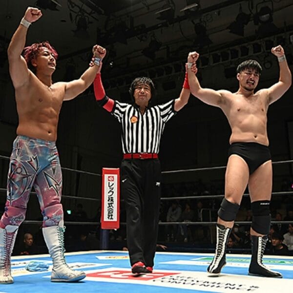 Superluchas - Los luchadores de NJPW levantan la mano al inicio del torneo "World Tag League 2023".