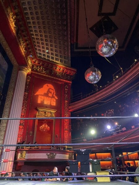 Superluchas - Dentro de un gran auditorio, el ring de lucha libre se erige como un tradicional fortín de PWG. Ubicado en el renombrado Globe Theatre de Los Ángeles, este lugar icónico reúne a fanáticos apasionados al cerrar