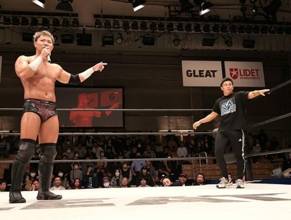 Superluchas - Los luchadores de GLEAT Kaito Ishida y Takehiro Yamamura se enfrentan en el ring de lucha libre.