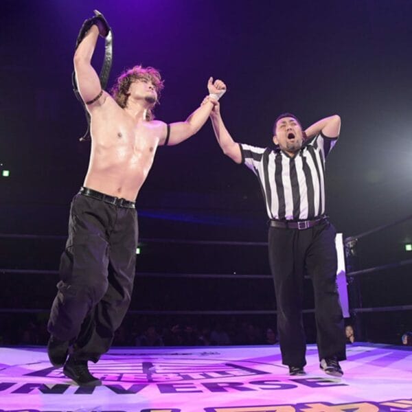 Superluchas - MAO derrota a Matt Cardona para convertirse en el nuevo campeón universal en un ring de lucha libre, con un árbitro presente.