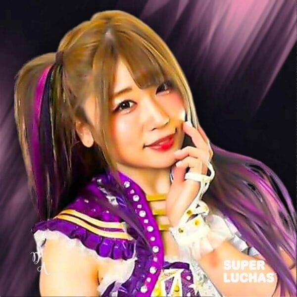 Superluchas - Suzu Suzuki, una chica de cabello morado, posa para una foto.