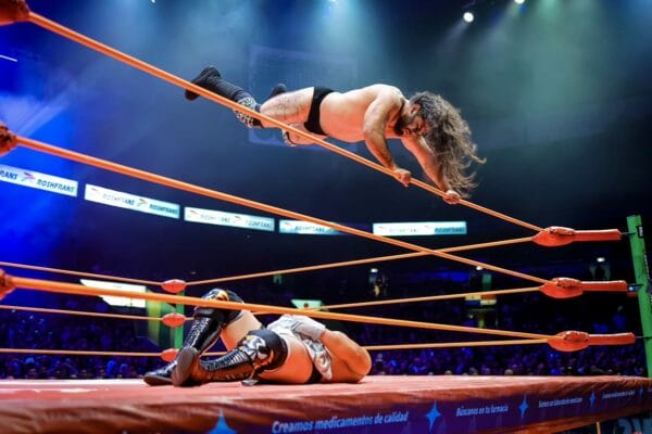 Superluchas - Cavernario, un luchador, compitiendo por el Campeonato Rey del Inframundo 2023 en un ring de lucha libre.