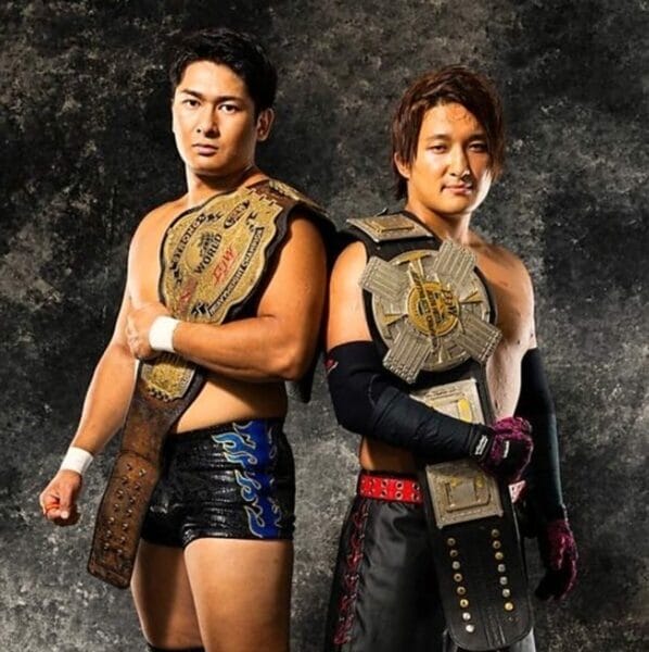 Superluchas - Dos luchadores de BJW posando para una fotografía con Cuatro títulos en disputa.