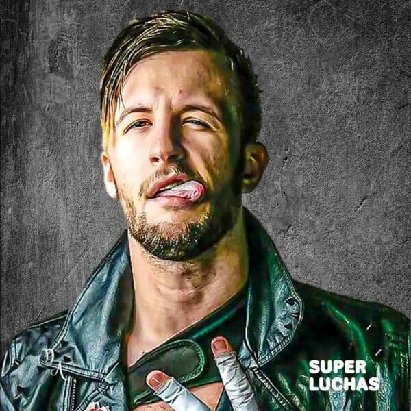 Superluchas - Chris Brookes, vestido con una chaqueta de cuero, posa con el dedo en la boca mientras dice "Este es mi mejor año con DDT.