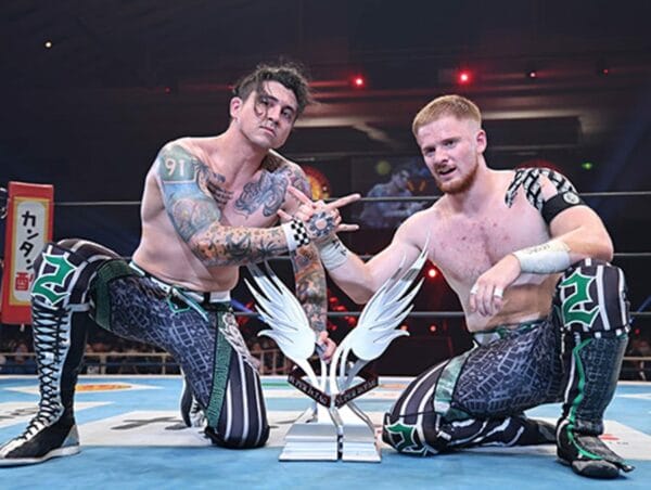 Superluchas - Luchadores de NJPW posando en un ring de lucha libre.