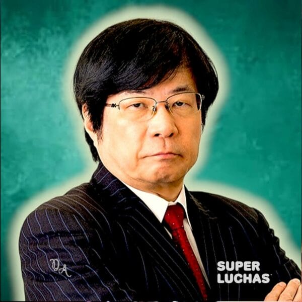 Superluchas - Un hombre con traje y corbata posa para una fotografía, junto a Takaaki Kidani.