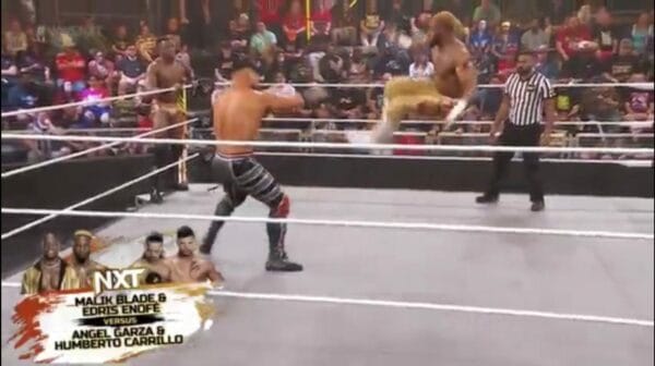 Superluchas - Dos luchadores en el ring con un árbitro muestran sus habilidades en WWE NXT el 21 de noviembre de 2023.