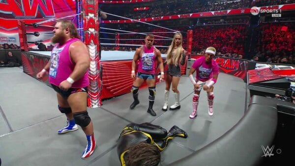 Superluchas - Un grupo de luchadores muestra sus habilidades en un ring de lucha libre durante WWE RAW el 13 de noviembre de 2023.