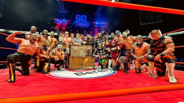 Superluchas - Un grupo de luchadores en el ring de lucha libre posan para una fotografía durante el evento "Tzompantli de Máscaras" en la Arena México.