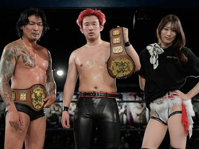 Superluchas - Tres luchadores asiáticos posando para una fotografía en el Campeonato de Parejas All Asia.