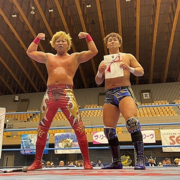 Superluchas - Dos luchadores que participan en el Día 2 "Real World Tag League 2023" parados uno al lado del otro en un ring de lucha libre.