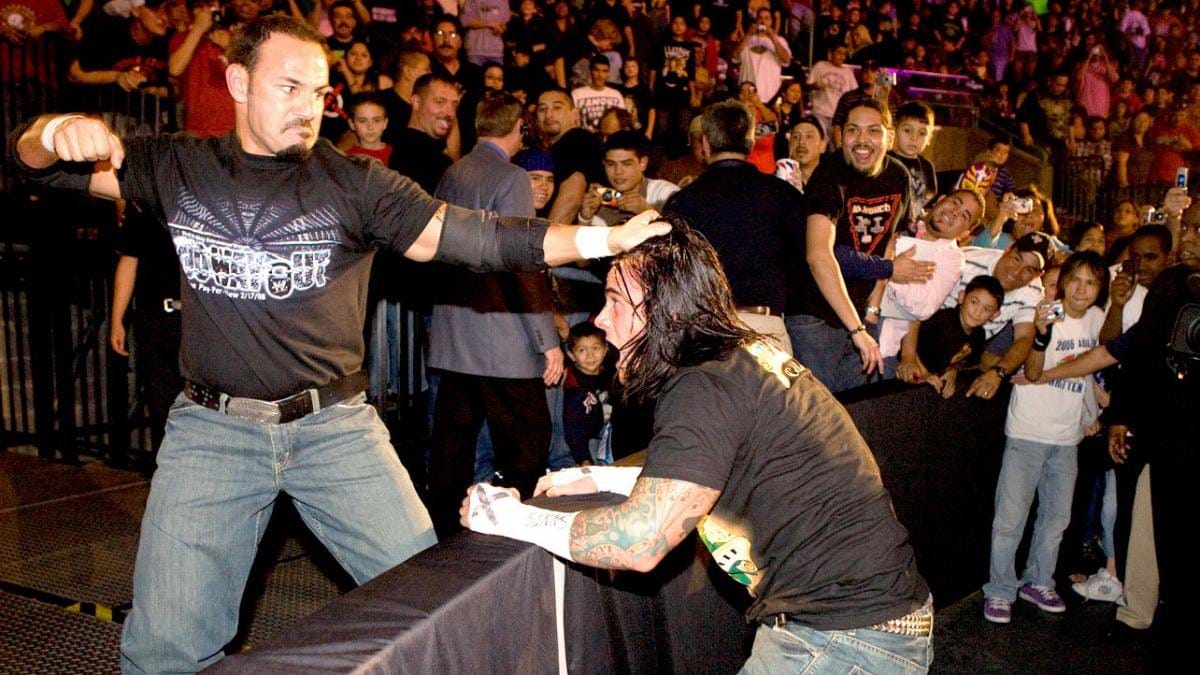 Superluchas - Luchadores de la WWE, Chavo Guerrero, CM Punk, peleando frente a una multitud.