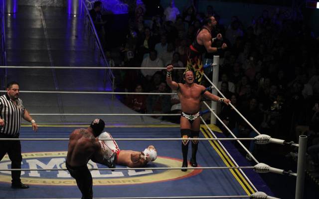 Superluchas - Un grupo de luchadores lanzó una mirada feroz en el ring de lucha libre.