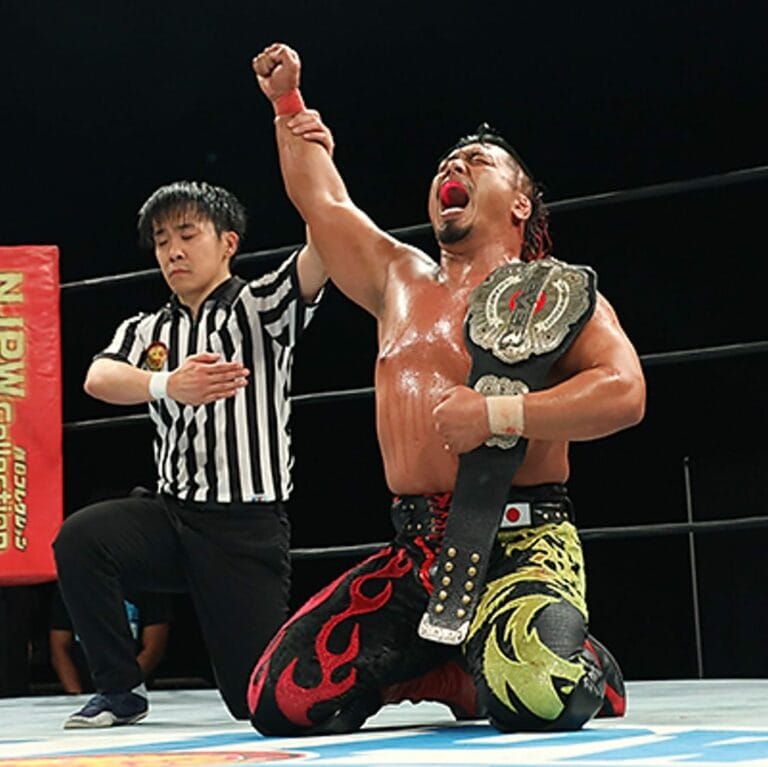Superluchas - Un luchador en un ring de lucha libre con un árbitro en el evento "Lonestar Shootout 2023" de NJPW.