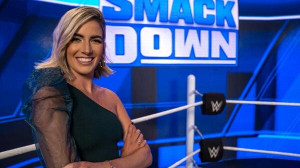 Superluchas - Megan Morant declara con orgullo su fanatismo por Pat McAfee mientras se para frente al ring de WWE SmackDown.