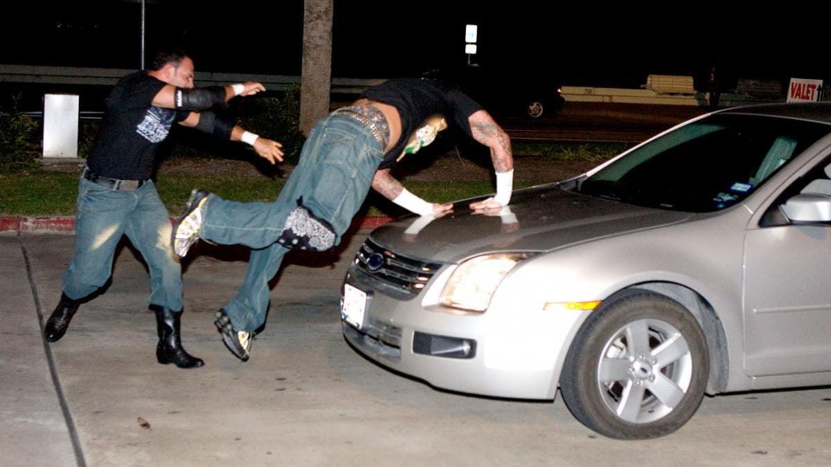 Superluchas - Dos hombres peleando por un auto en la noche, Chavo Guerrero