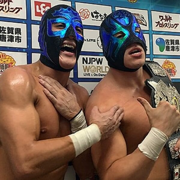 Superluchas - Dos luchadores con máscaras posan para la cámara durante el Día 2 de la "World Tag League 2023" de NJPW, mostrando una triunfal victoria mexicana.