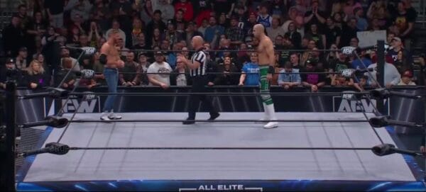 Superluchas - Dos luchadores en el ring con un árbitro.