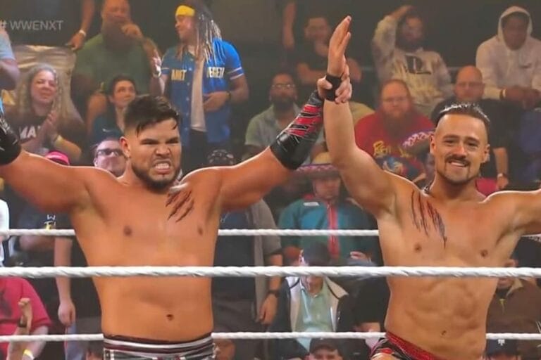 Superluchas - Ángel Garza y Humberto Carrillo, en busca de los Campeonatos de Parejas, celebran su victoria con las manos en alto.