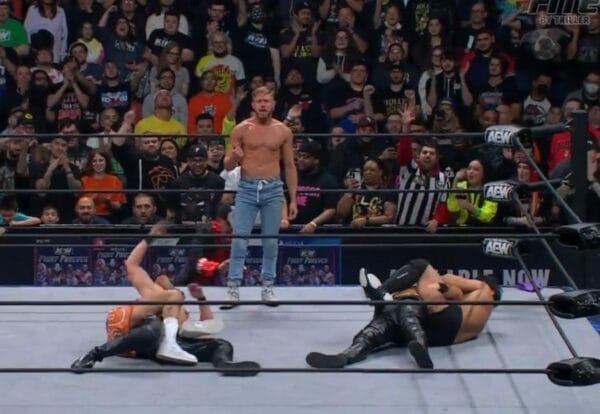 Superluchas - Dos luchadores, Orange Cassidy y Katsuyori Shibata, yacían en el suelo frente a una multitud que los vitoreaba.
