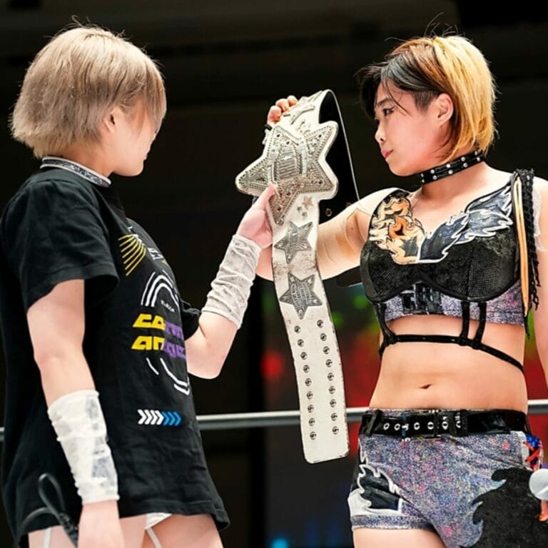 Superluchas - En el ring de lucha libre, el combate entre MIRAI y Saori Anou del cartel "Gold Rush 2023" de Stardom está en marcha con dos mujeres paradas una al lado de la otra.